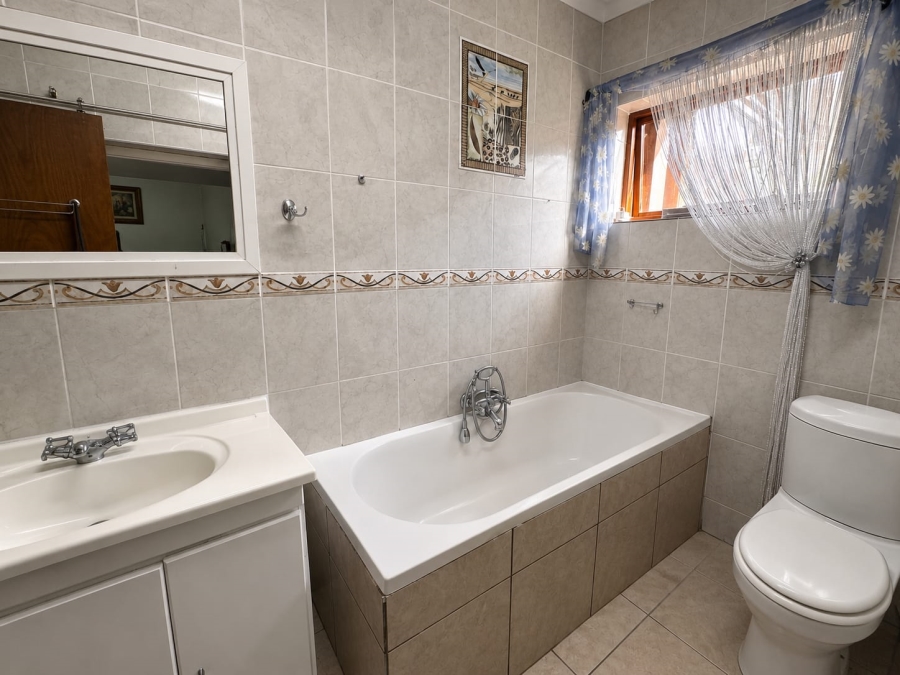 5 Bedroom Property for Sale in Stilbaai Wes Western Cape